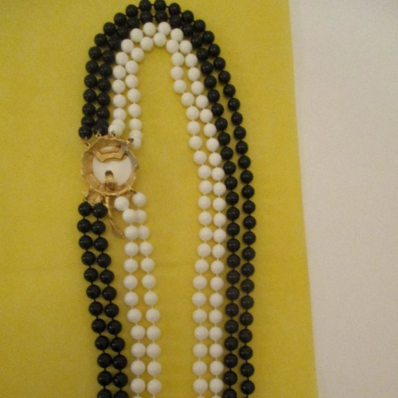 HUGE FLOWER CLASP Four Knotted Strand Lucite Black And White Beaded Necklace - Picture 11 of 12